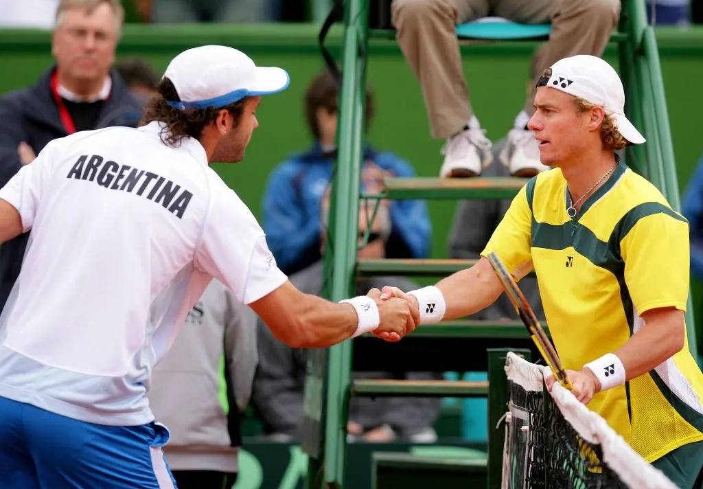 Chucho saluda en la red a Lleyton Hewitt tras ganarle en cinco sets. (Foto: Getty).