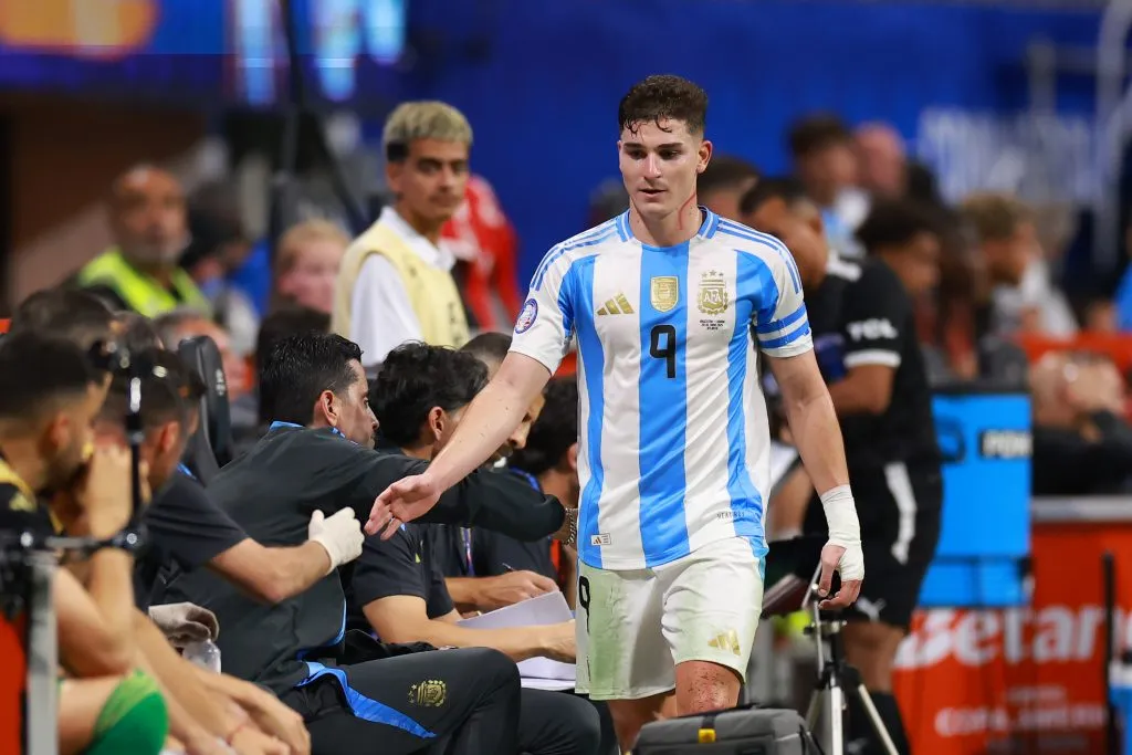 Julián Álvarez sufrió un rasguño grande en el duelo contra Canadá. (Foto: Getty).