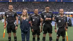 La periodista, junto al árbitro Jesús Valenzuela.