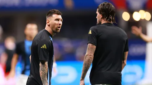 Messi se quejó con De Paul por la falta de luz en el estadio