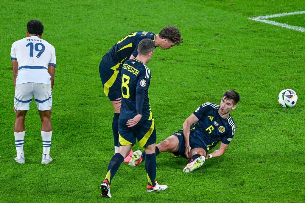 KIeran Tierney se toma el tendón de la corva en su lesión (IMAGO)