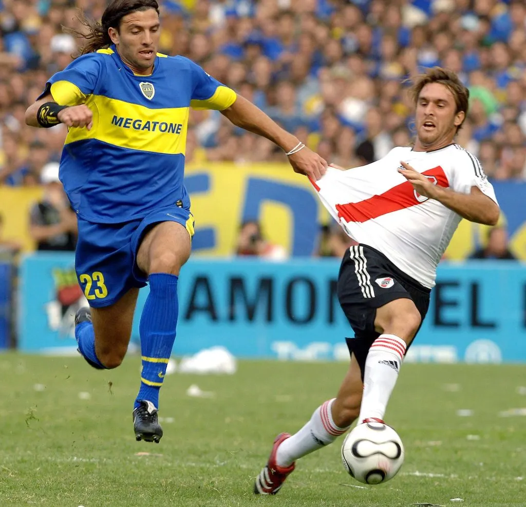Ahumada ante Bilos en el Superclásico de 2006. (Foto: IMAGO).