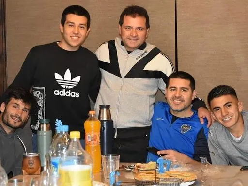 Thiago, en el cumpleaños de Agustín Riquelme, junto a Javi García, Delgado y Juan Román.