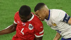 El duro golpe que sacó a Mbappé del partido.