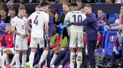Gareth Southgate con el plantel de Inglaterra en el partido ante Serbia (IMAGO)