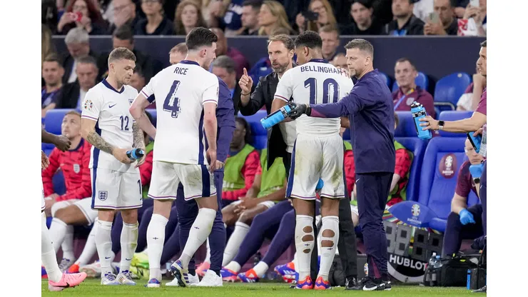 Gareth Southgate con el plantel de Inglaterra en el partido ante Serbia (IMAGO)