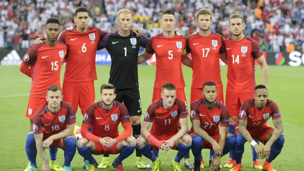Arriba: Daniel STURRIDGE, Chris SMALLING, Joe HART, Gary CAHILL, Eric DIER, Jordan HENDERSON. Abajo: Jack WILSHERE, Adam LALLANA, Jamie VARDY, Ryan BERTRAND, Nathaniel CLYNE (IMAGO / Sven Simon).