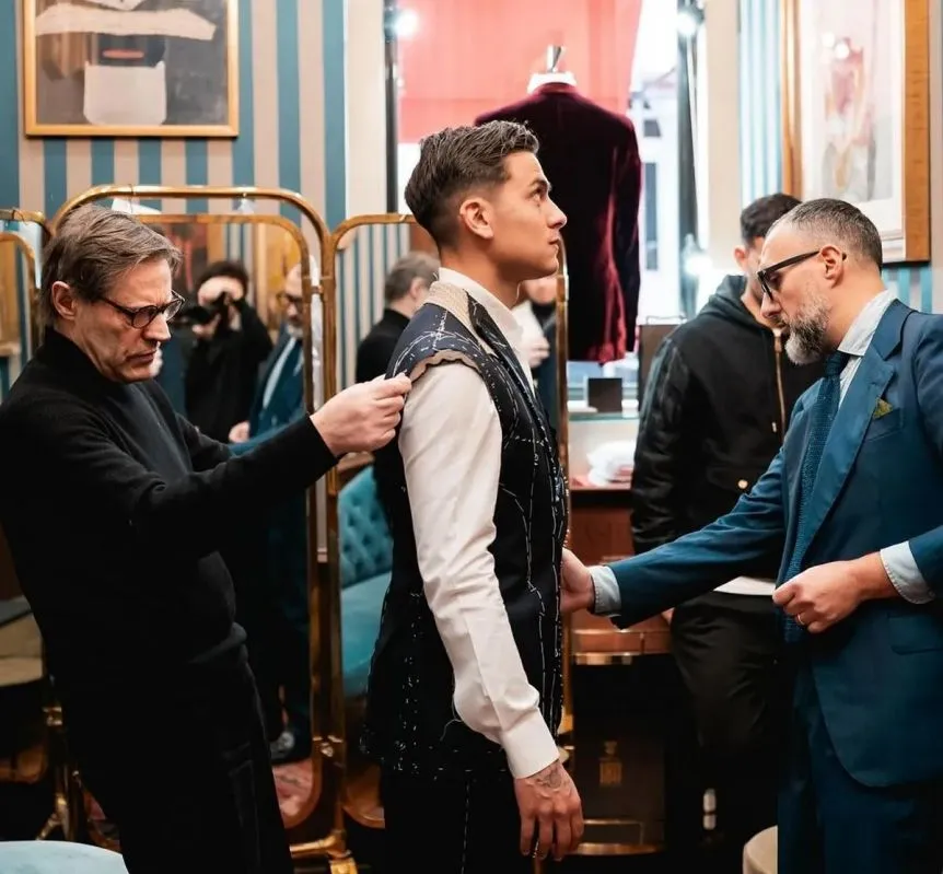 Dybala se probó el exclusivo traje a medida que utilizará en la boda con Oriana Sabatini