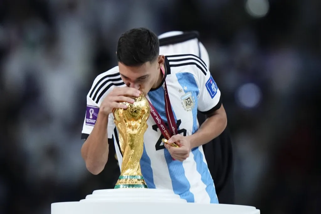 Molina, del Atlético Madrid, besa la Copa ya campeón. Foto IMAGO.