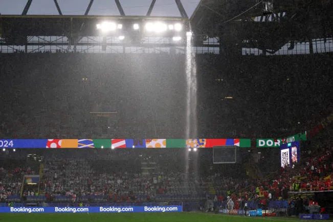 El agua formó una especie de cascada frente a las tribunas en el Signal Iduna Park.