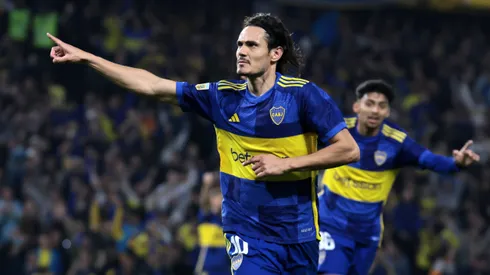 Edinson Cavani festejando un gol en Boca.