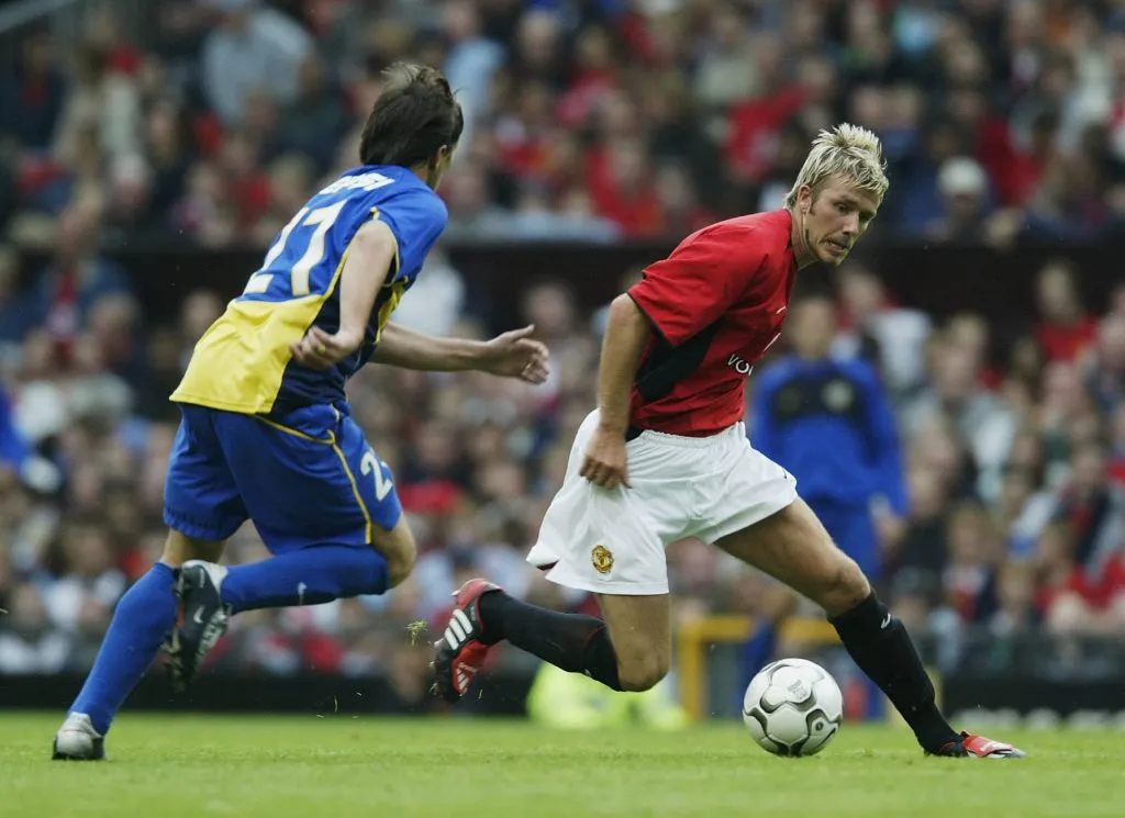 Giménez ante Bekcham en un amistoso entre Boca y Manchester United. (Foto: Getty).