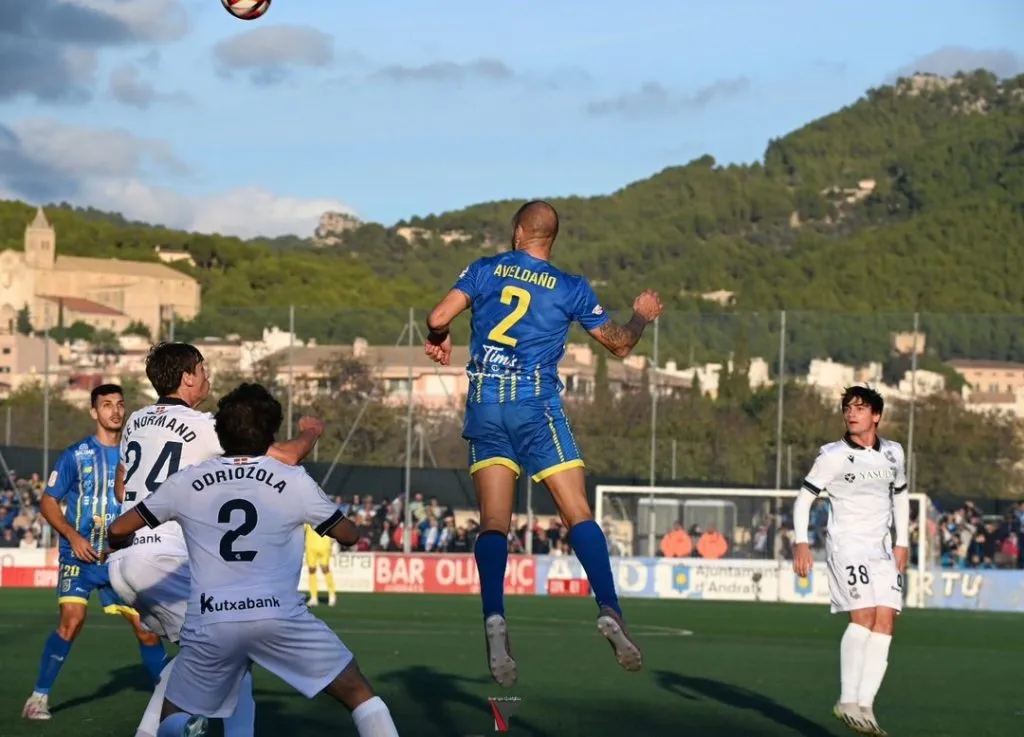 Lucas Aveldaño enfrentando a Real Sociedad por la Copa del Rey.