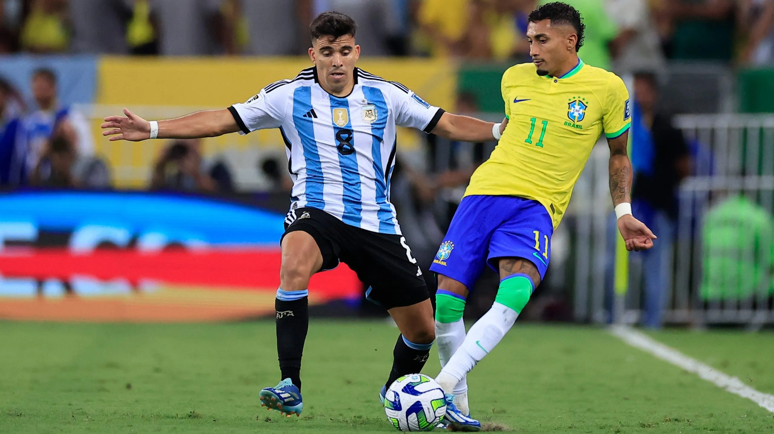 Acuña enfrentando a Brasil.