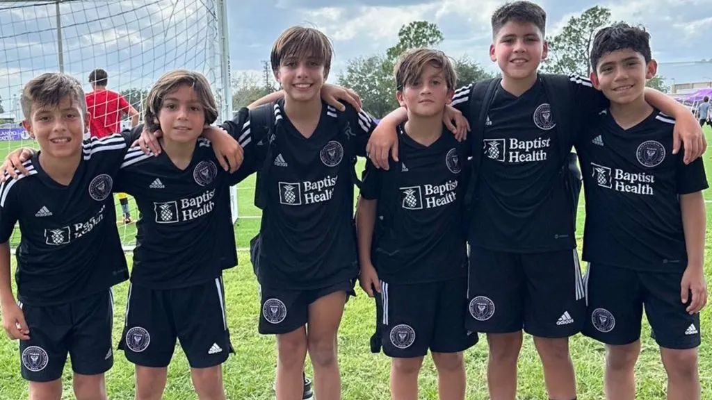 Thiago Messi junto a sus compañeros de la Sub12 del Inter Miami.