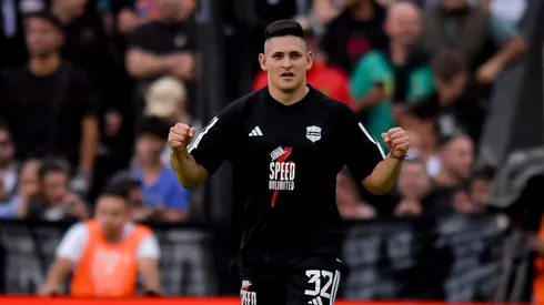 El delantero de Riestra, con pasado en Boca, puso el 2-0 ante River.