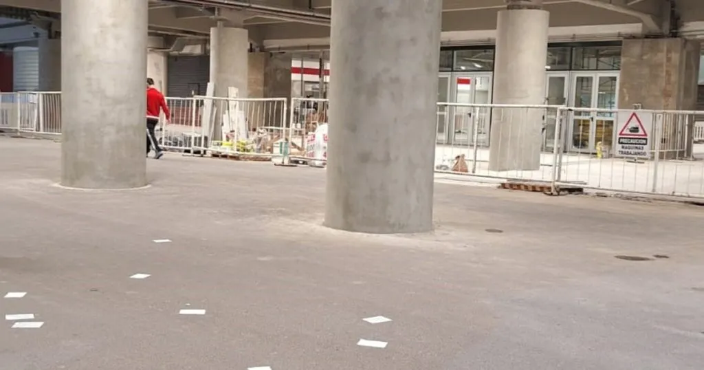 Los panfletos en el hall del Momumental.