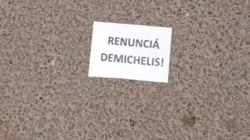 Los carteles que aparecieron en el hall del Monumental.