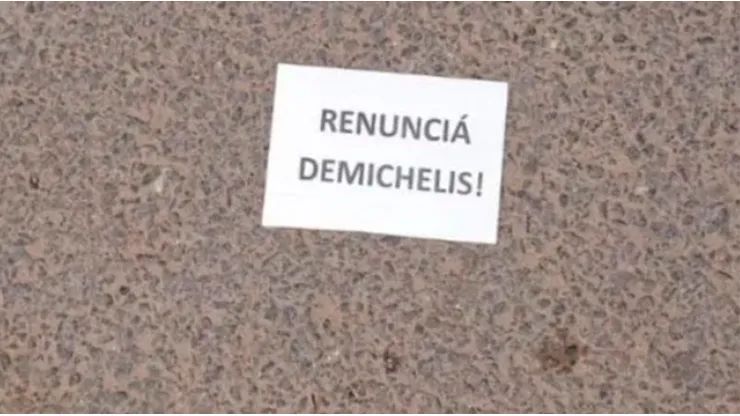 Los carteles que aparecieron en el hall del Monumental.