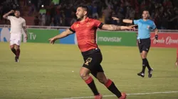 Tulio Etchemaite festejando un gol en Melgar.