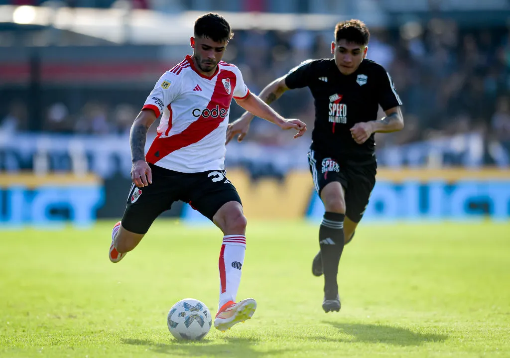 Santiago Simón con pelota dominada. (Foto: Getty)