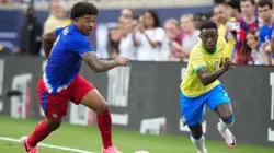 Vinícius Júnior ante Chris Richards.