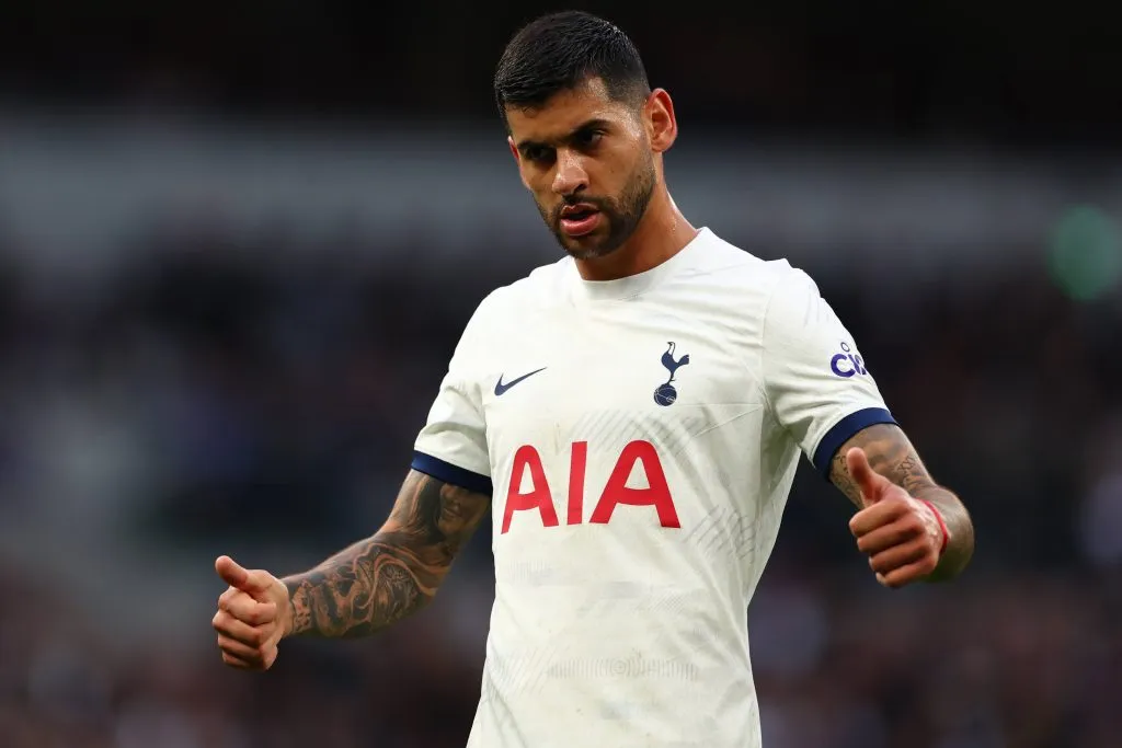 Cristian Romero seguiría vistiendo de blanco, pero en lugar del escudo del Tottenham portaría el del Real Madrid.