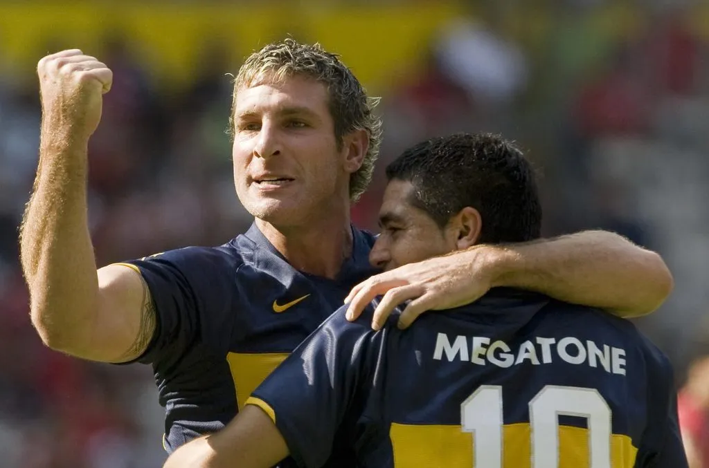 No le faltaron abrazos a la enemistad entre Palermo y Riquelme.