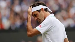 Roger Federer se sigue lamentando por esa caída.