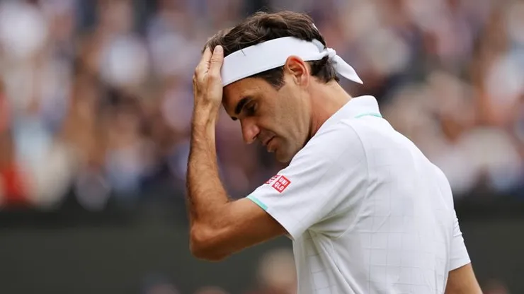 Roger Federer se sigue lamentando por esa caída.