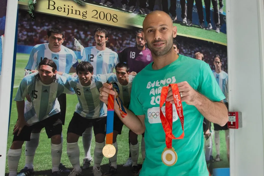 Mascherano y sus dos medallas olímpicas. ¿Sumará otra como DT? Foto Agenda BA.