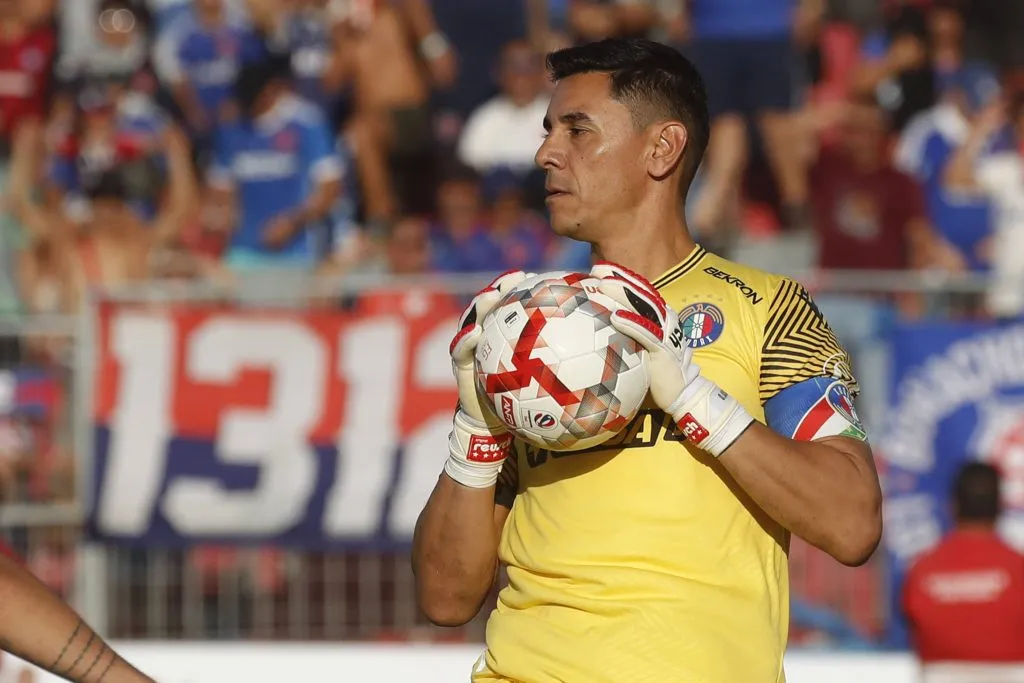 Ustari, a sus 37 años, ataja en Audax Italiano. (Foto: IMAGO).