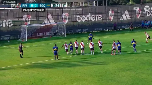 VIDEO | Beltrán, arquero de River, atajó un penal a Mauricio Benítez en el Superclásico de Reserva