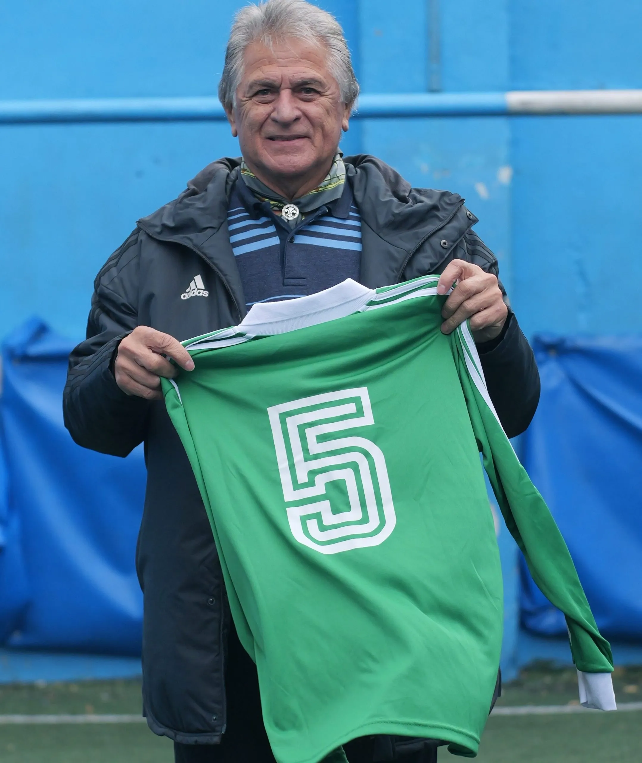 El Pato hoy, con la réplica de su clásica camiseta cerde. Foto BOLAVIP.
