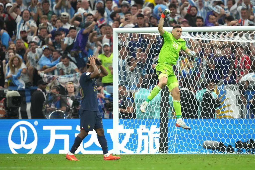 Dibu Martínez celebrando el penal atajado a Coman en la final de Qatar 2022. (Foto: IMAGO / PA Images).