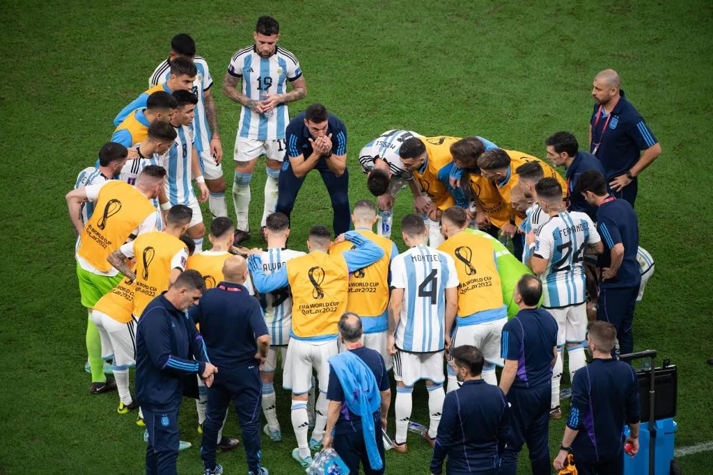 Lionel Scaloni arengando a sus jugadores previo a los penales contra Francia. (Foto: IMAGO / Agencia-MexSport).
