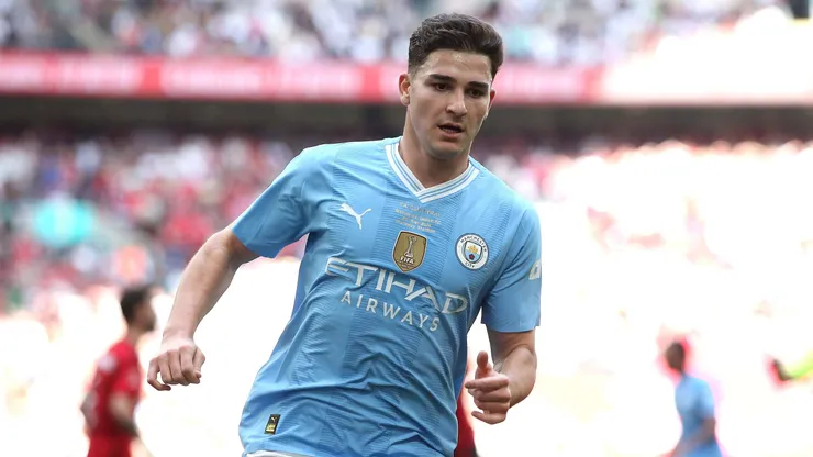 Julián Álvarez podría irse de Manchester City.