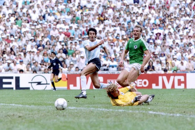 Una postal del gol: Briegel no llega, el arquero no tapa y la pelota directo a la red. Foto: IMAGO