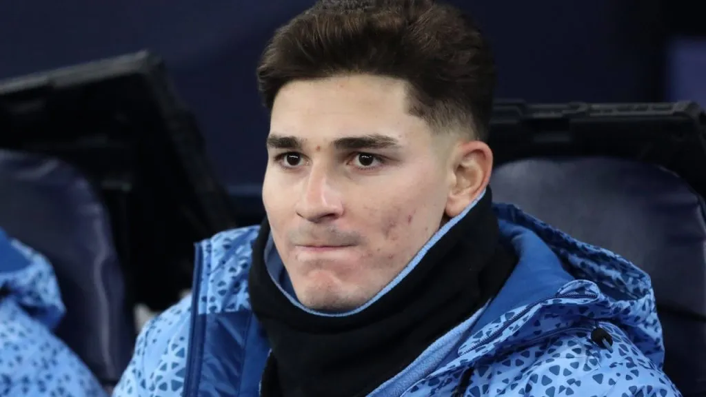 Julián Álvarez, en el banco de suplentes (IMAGO / Action Plus).