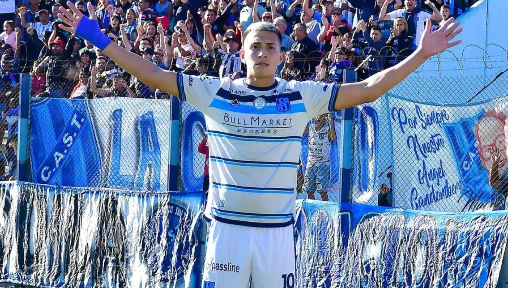Adrián Fernández festejando un gol en San Telmo.