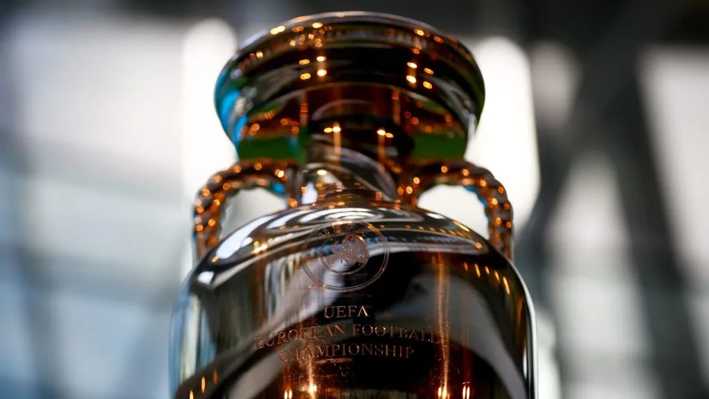 El trofeo de la Eurocopa espera por su nuevo dueño.