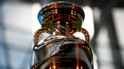 El trofeo de la Eurocopa espera por su nuevo dueño.