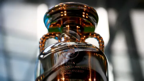 El trofeo de la Eurocopa espera por su nuevo dueño.