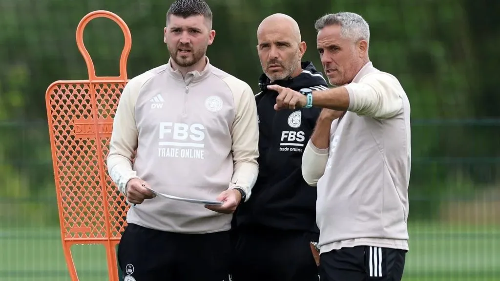 Marcos Álvarez (der), el preparador físico de Enzo Maresca (medio) en Leicester.