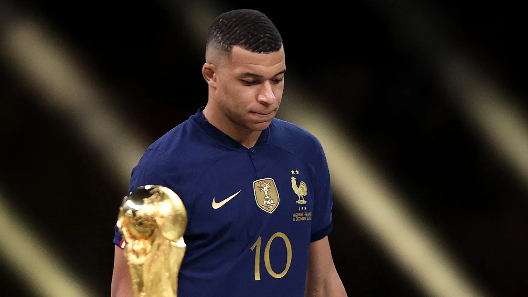 Mbappé no pudo tocar la Copa del Mundo en 2022.