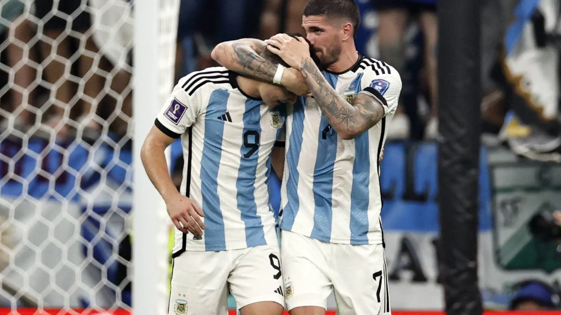 Julián Álvarez abrazado con Rodrigo De Paul, quien podría ser su compañero en el Atlético de Madrid.