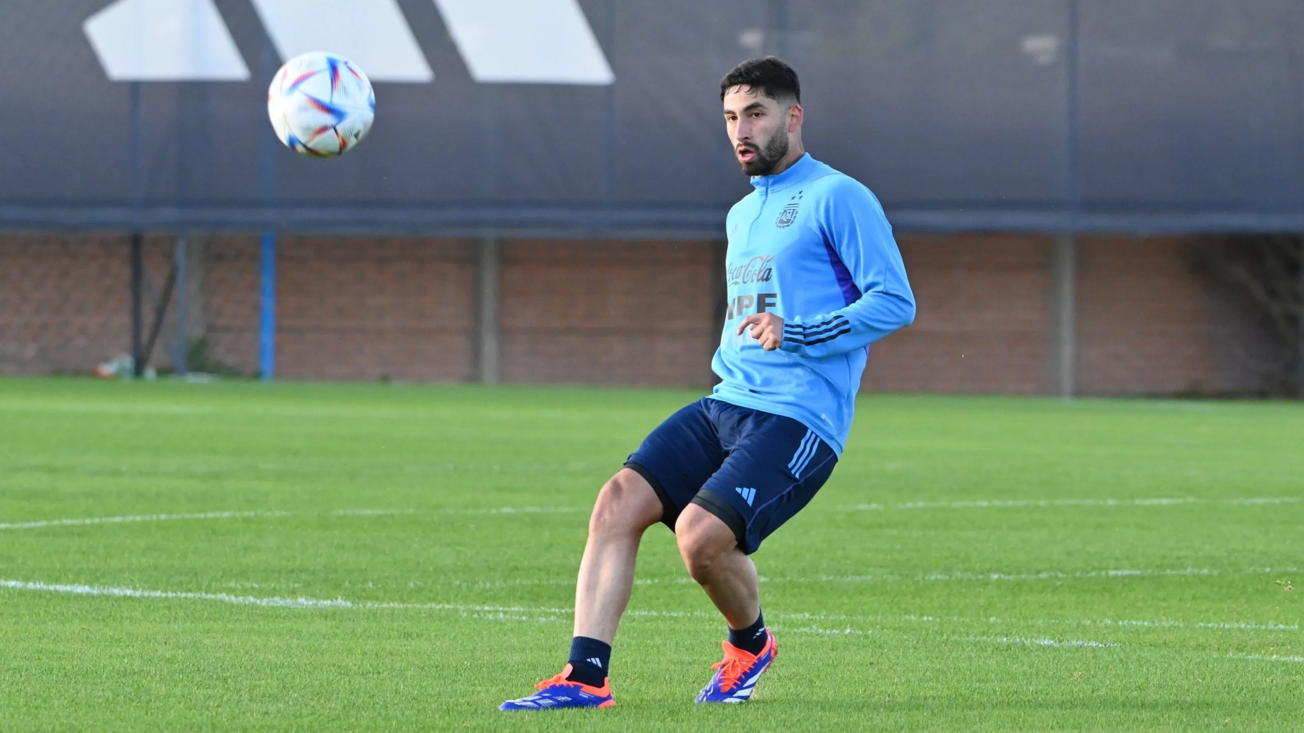 Alan Varela trabajando en el predio de la AFA a la espera del ok del Porto.