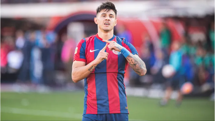 Adam Bareiro festejando un gol en San Lorenzo.