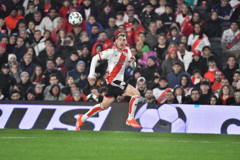 Facundo Colidio buscando la pelota. (Foto: Prensa River)