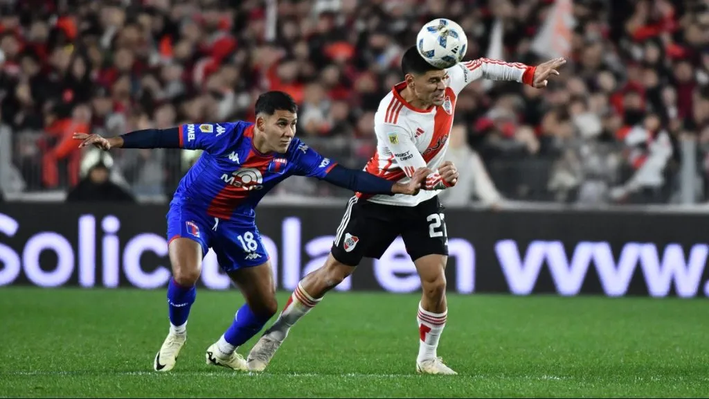 Agustín Sant´Anna ante Tigre. (Foto: Prensa River).